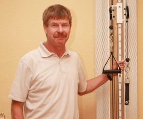 Herr Böer neben dem Zugerät